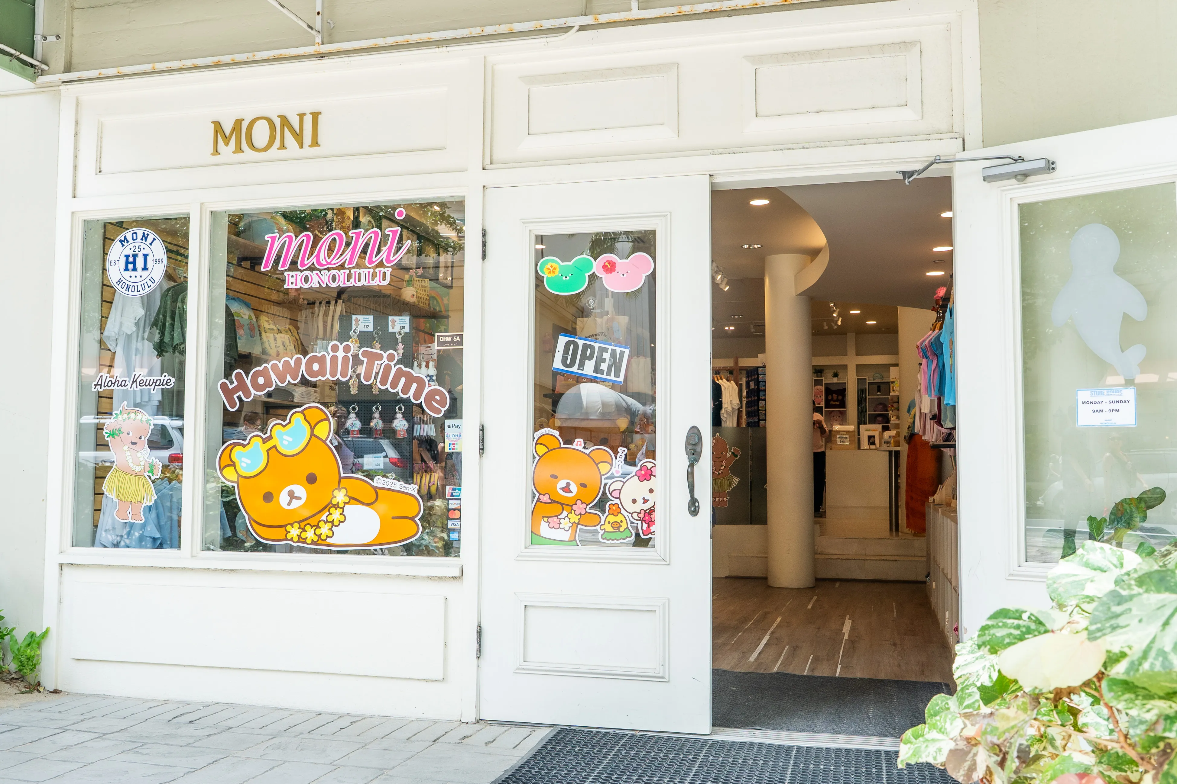 カラカウア通りに面したモニ・ホノルル（Moni Honolulu）モアナ・サーフライダー店の白を基調としたお洒落な外観